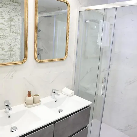 Elegant Beachside 2 Bedroom With Rooftop Pool דירה