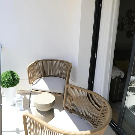 Elegant Beachside 2 Bedroom With Rooftop Pool דירה *