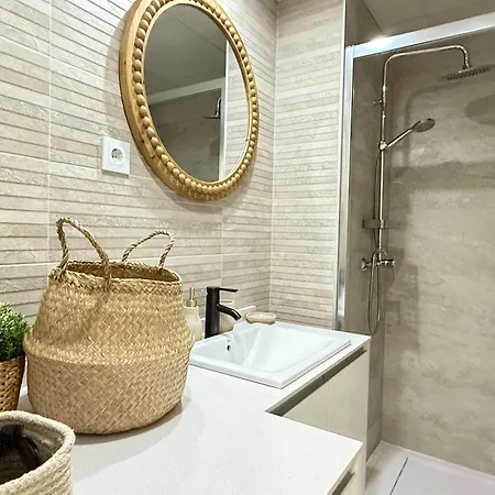 Апартаменты Elegant Beachside 2 Bedroom With Rooftop Pool