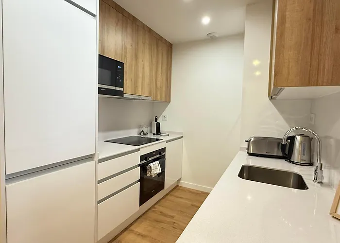 Elegant Beachside 2 Bedroom With Rooftop Pool * Эстепона