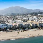 Elegant Beachside 2 Bedroom With Rooftop Pool *