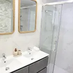 Elegant Beachside 2 Bedroom With Rooftop Pool דירה