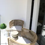 Elegant Beachside 2 Bedroom With Rooftop Pool דירה *