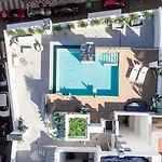 Elegant Beachside 2 Bedroom With Rooftop Pool דירה אסטפונה