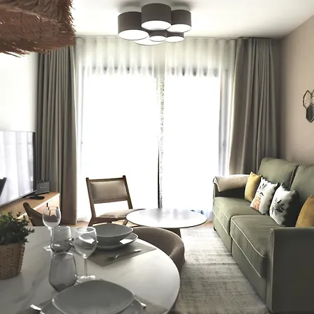 Elegant Beachside 2 Bedroom With Rooftop Pool *