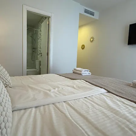 Apartman Elegant Beachside 2 Bedroom With Rooftop Pool *