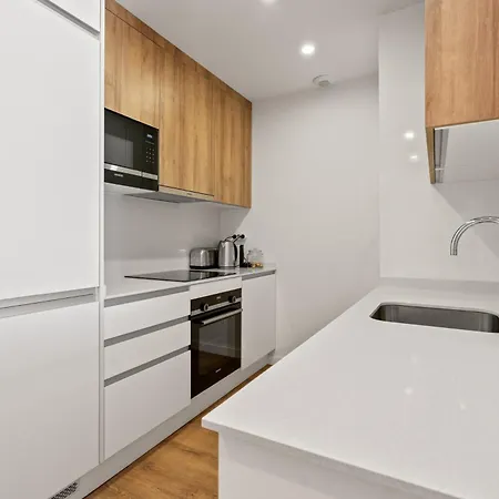 Elegant Beachside 2 Bedroom With Rooftop Pool