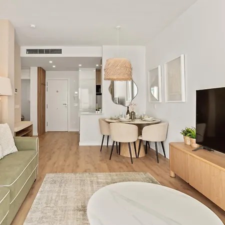 Elegant Beachside 2 Bedroom With Rooftop Pool Apartman *