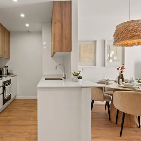 Elegant Beachside 2 Bedroom With Rooftop Pool