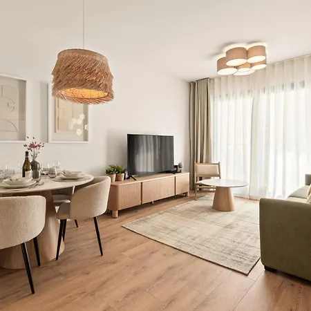 Elegant Beachside 2 Bedroom With Rooftop Pool Apartman *