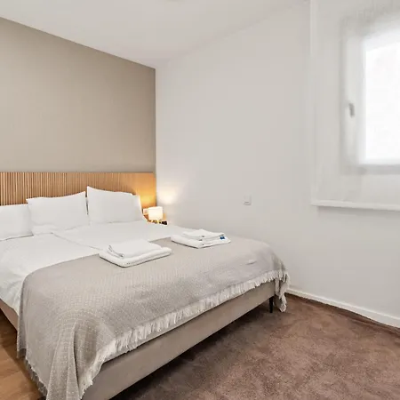 Elegant Beachside 2 Bedroom With Rooftop Pool Apartman