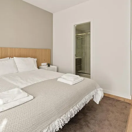 Elegant Beachside 2 Bedroom With Rooftop Pool Apartman *