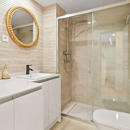 Elegant Beachside 2 Bedroom With Rooftop Pool *