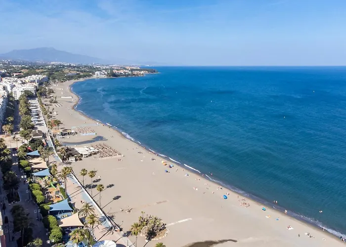 Elegant Beachside 2 Bedroom With Rooftop Pool *