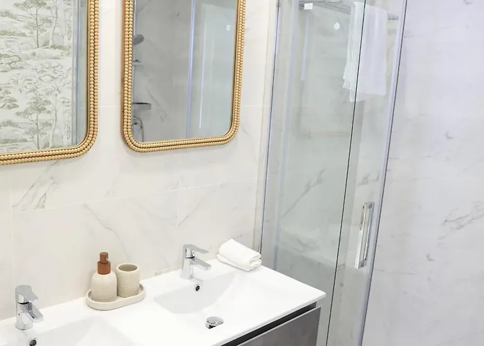 Elegant Beachside 2 Bedroom With Rooftop Pool דירה