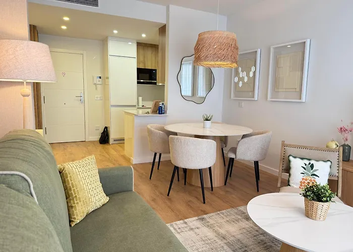 Elegant Beachside 2 Bedroom With Rooftop Pool דירה *