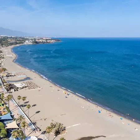 Elegant Beachside 2 Bedroom With Rooftop Pool *