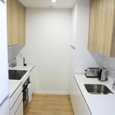 Elegant Beachside 2 Bedroom With Rooftop Pool *