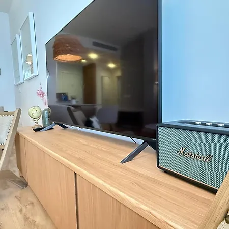 Elegant Beachside 2 Bedroom With Rooftop Pool Естепона