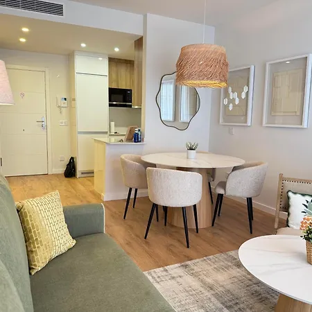 Elegant Beachside 2 Bedroom With Rooftop Pool Апартаменти *