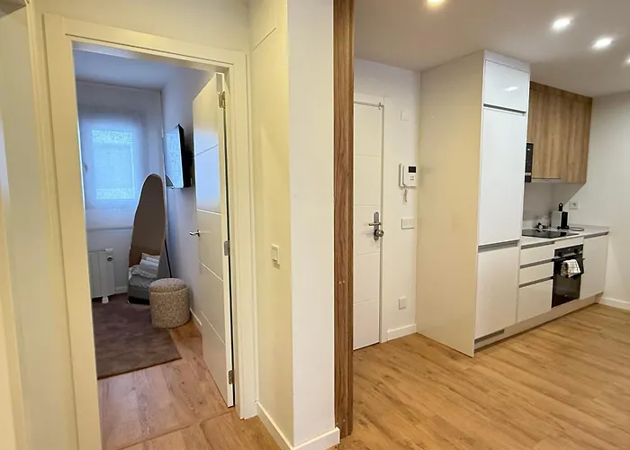 Elegant Beachside 2 Bedroom With Rooftop Pool Апартаменти