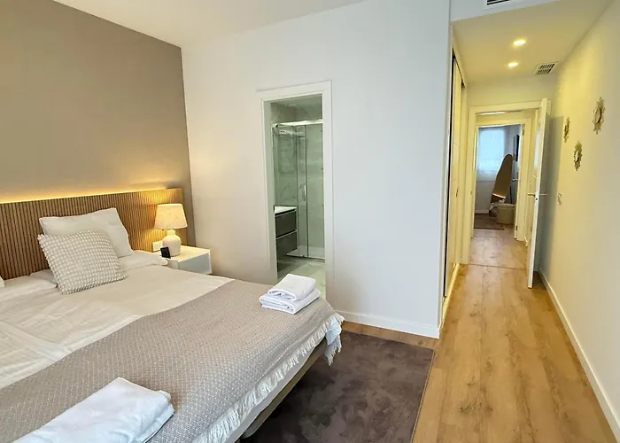 Elegant Beachside 2 Bedroom With Rooftop Pool Естепона